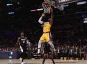 快船队锁定季后赛席位，主场击败湖人