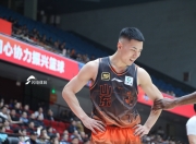 乐鱼体育全站-山东男篮齐齐破门，连战连胜挑战江苏