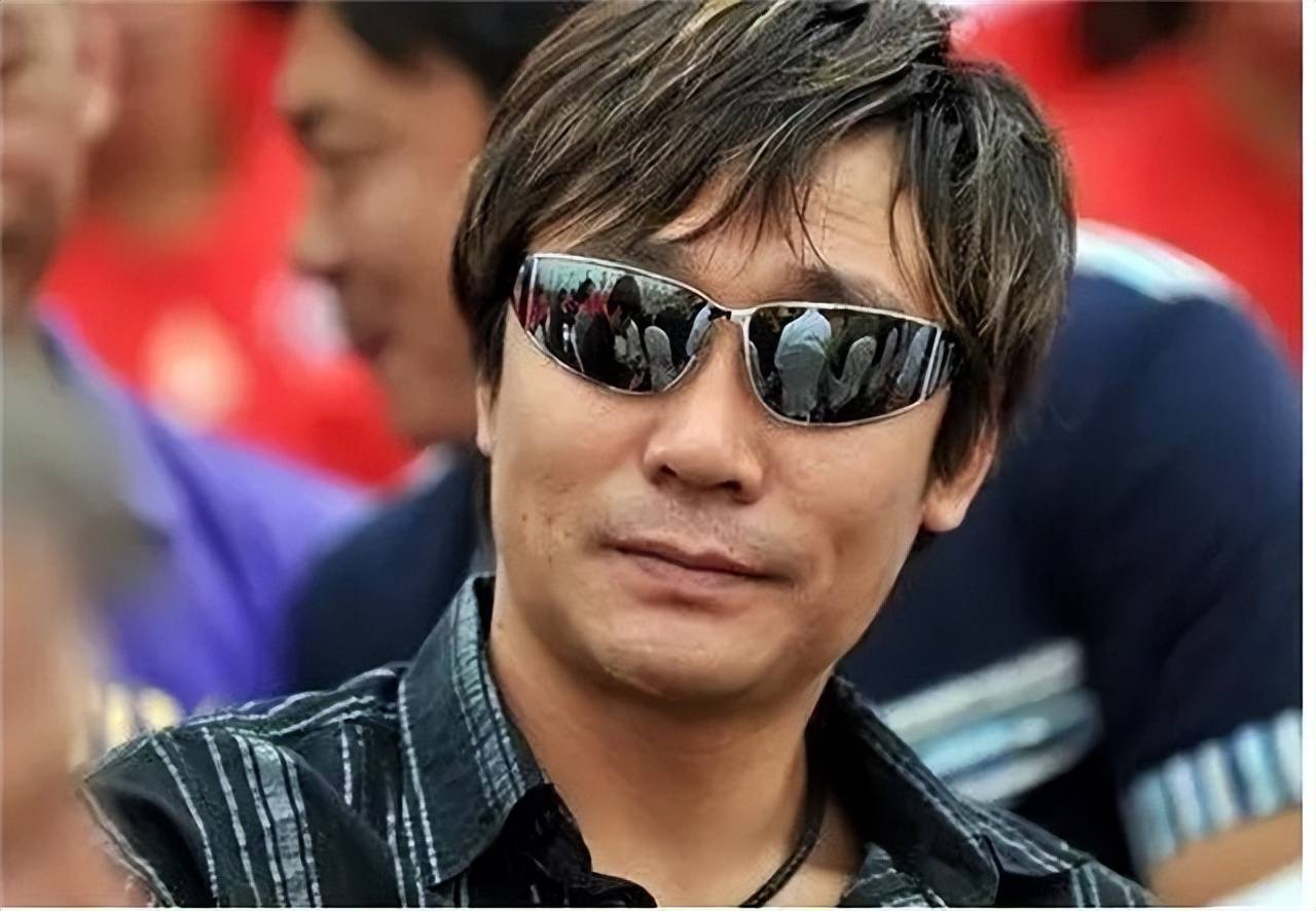 关于20年前，那个让那英甘愿“未婚生子”的前国脚高峰，如今过得怎样的信息