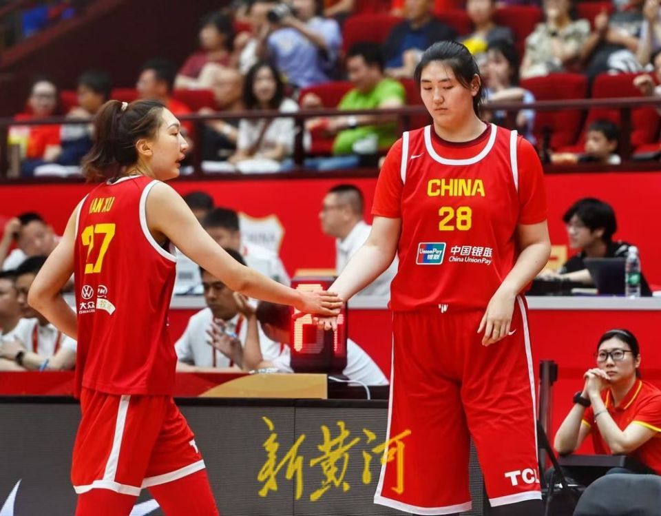 中国女篮狂胜韩国获季军张子宇内线进攻