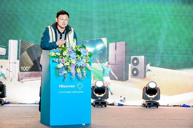 2025年世俱杯奖杯首次亮相重庆，球迷热情高涨的简单介绍